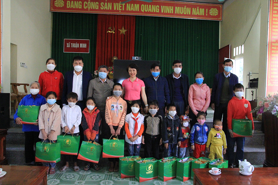 Trao quà cho học sinh, đại diện gia đình có học sinh nghèo xã Quảng Minh