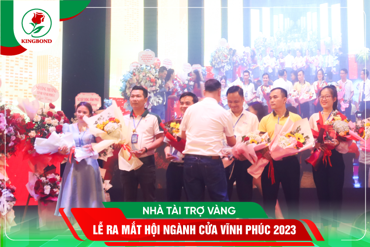  Ông Đỗ Hoàng Nguyễn- Giám đốc Kinh doanh  Công ty Kingbond Việt Nam nhận quà tri ân của chương trình